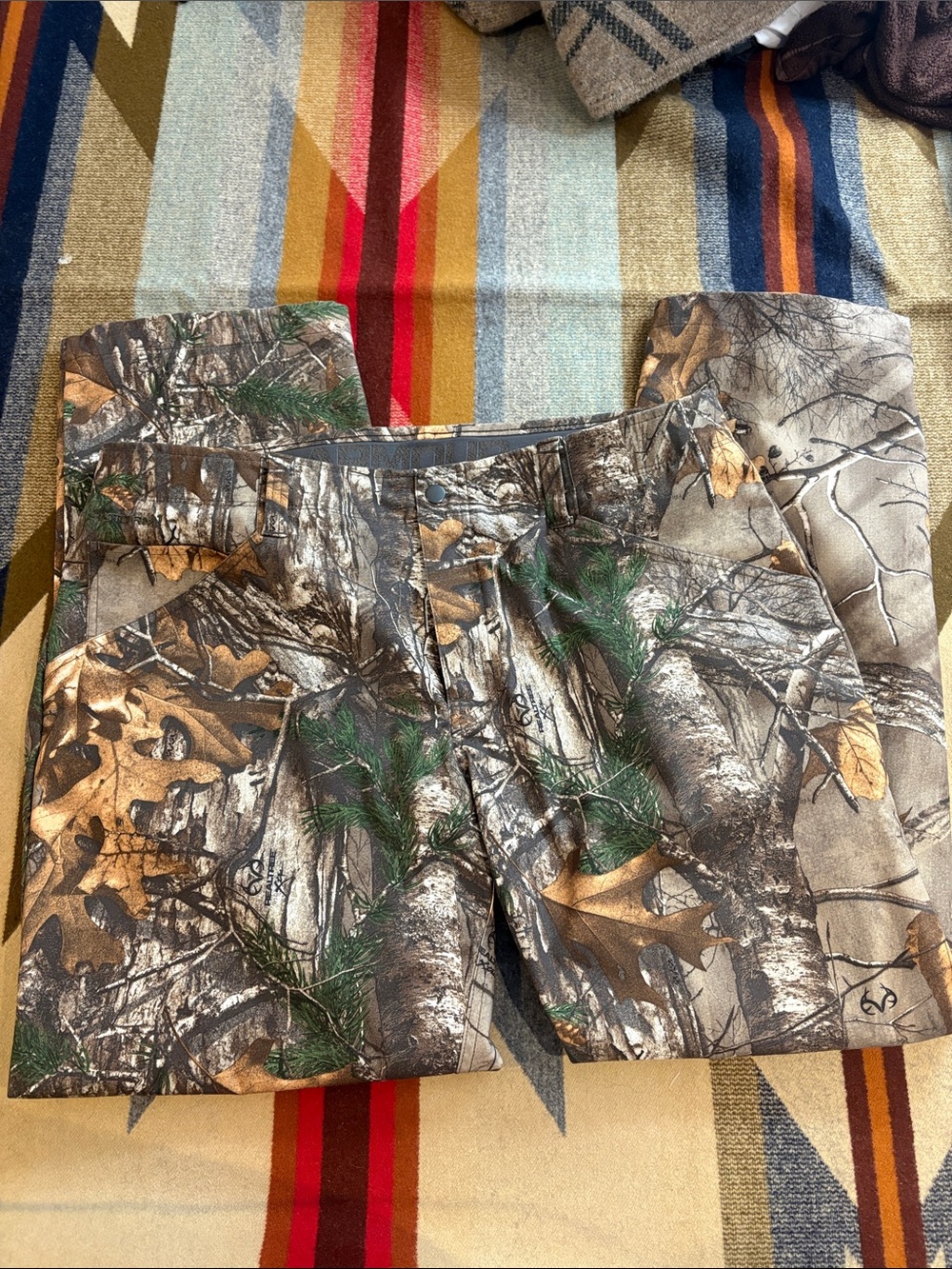 Men’s Under Armour Camo pants. Sturdy pants for wet or cold weather. 38/30 Storm